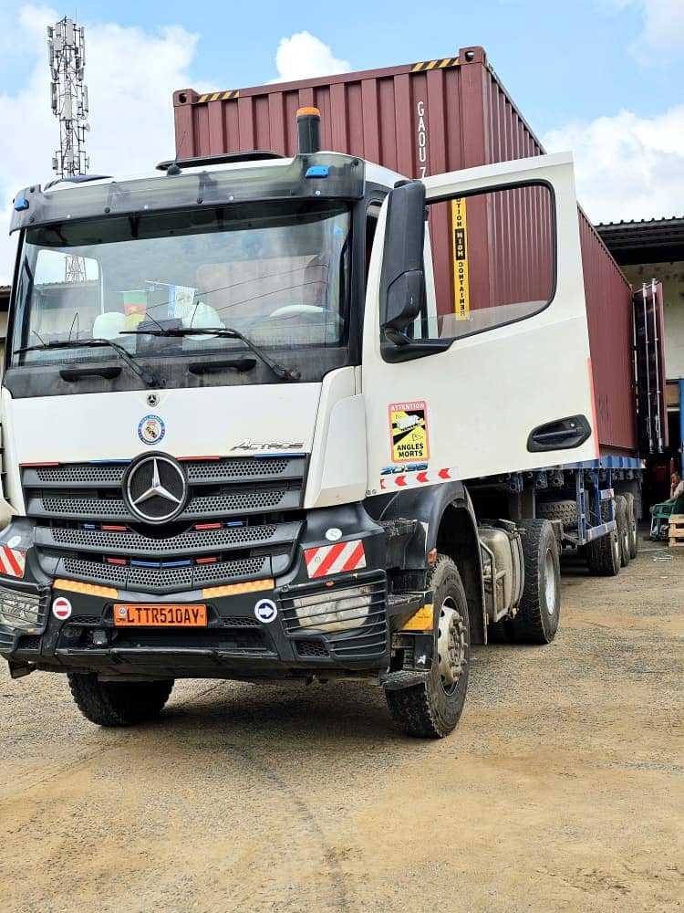 Camion de transport routier TT & Business Sarl